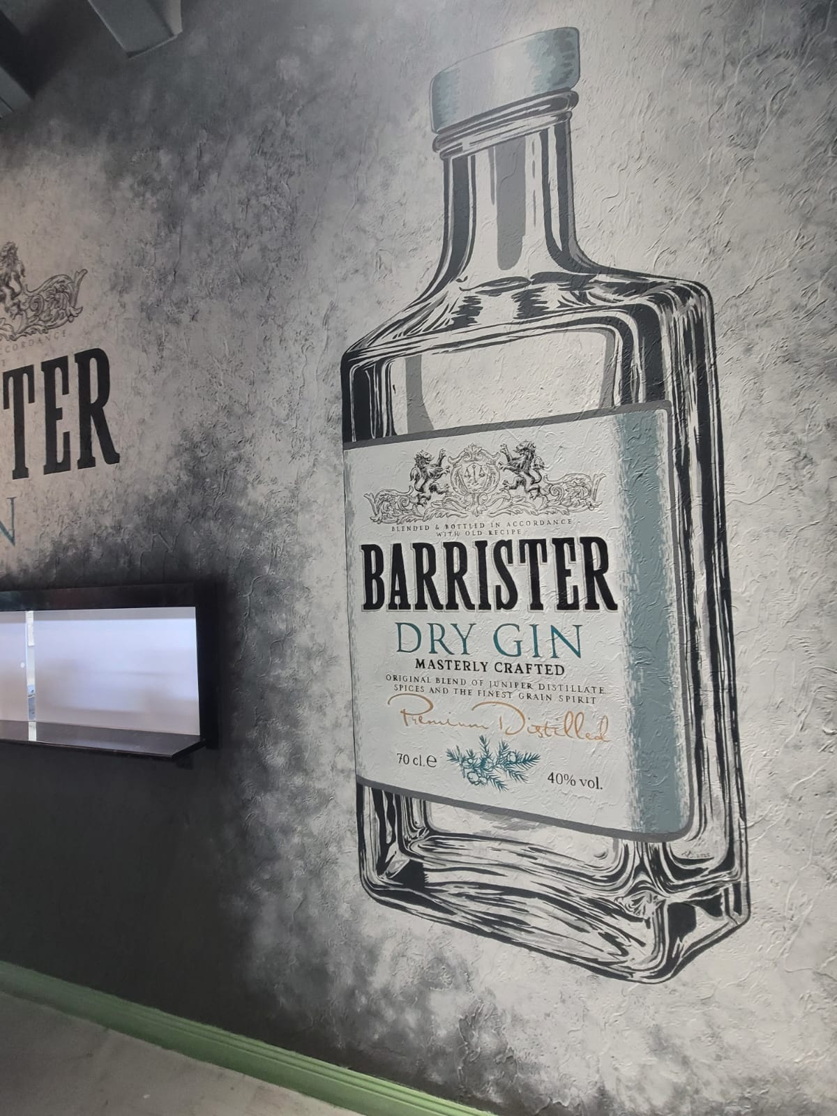 Роспись стены с бутылкой Barrister Gin для гастробара Gastreat в Алматы