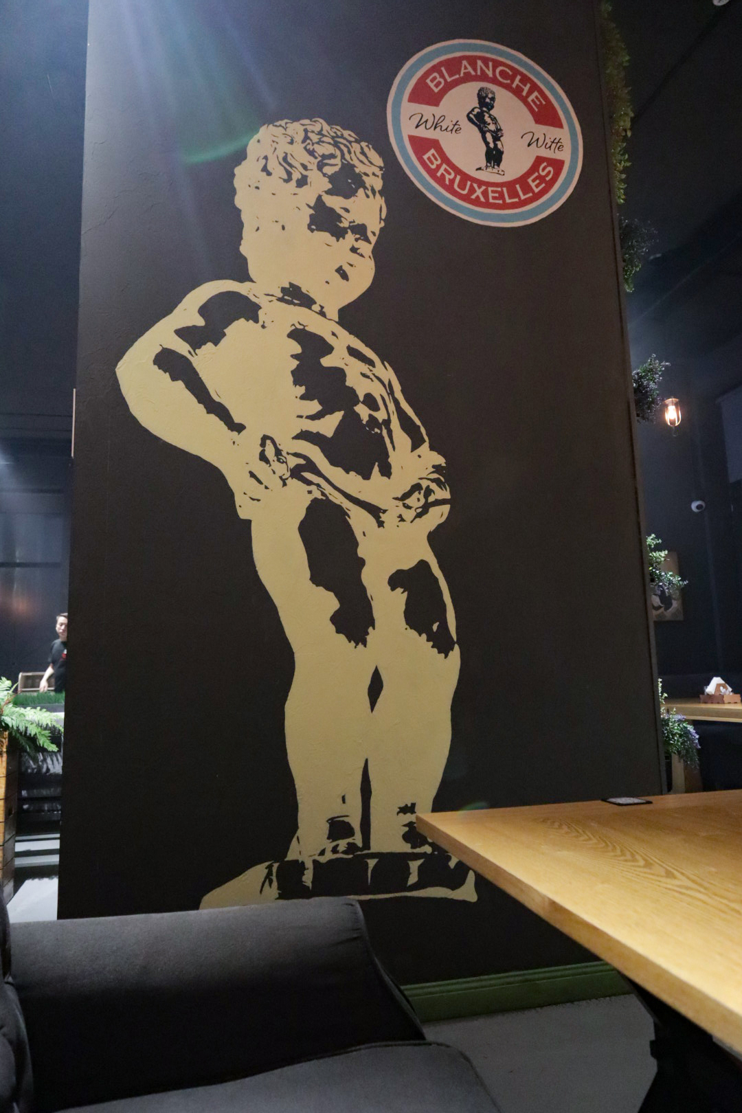 Настенная роспись с логотипом Blanche de Bruxelles в интерьере бара